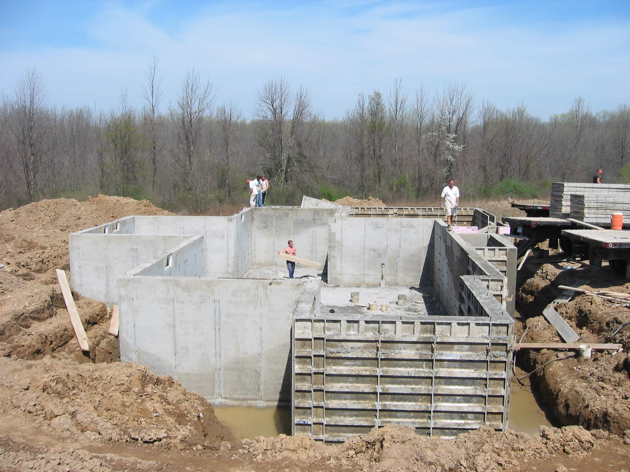 5 Days and the Basement walls are done...